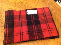 Petite couverture de laine (doudou) carreautée rouge et noir