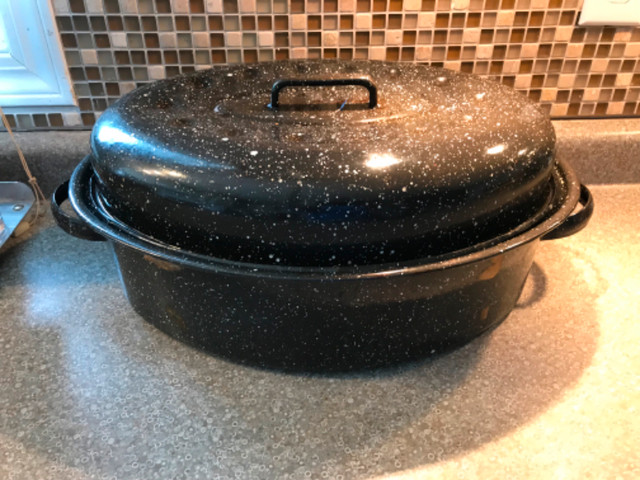 Enamel Ware  Large Roaster Pan  16.5 by 11.5 in Kitchen & Dining Wares in Winnipeg - Image 3