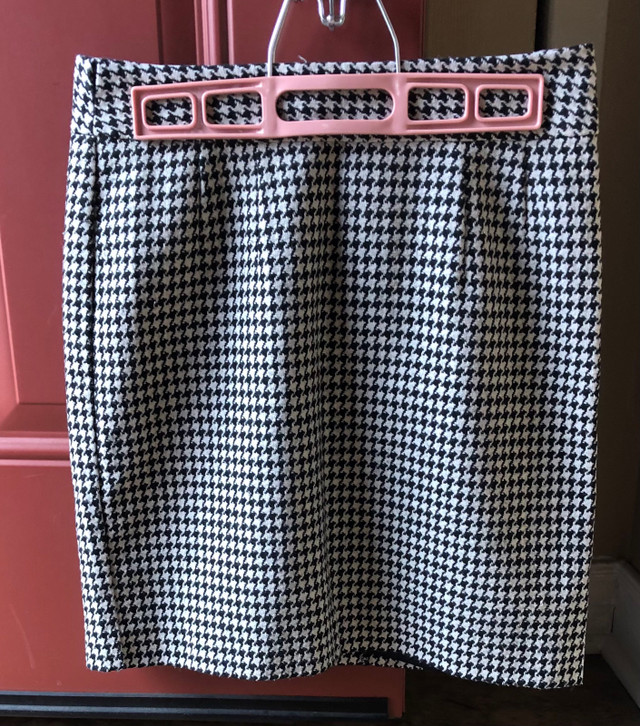 LIKE NEW BANANA REPUBLIC SKIRT in Women's - Dresses & Skirts in Cambridge - Image 2