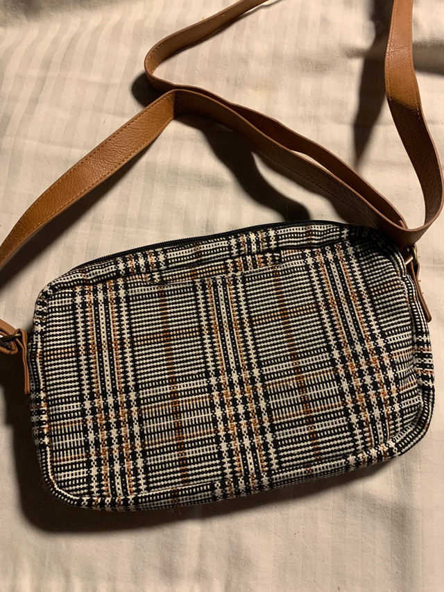 All zipped up crossbody purse  in Women's - Bags & Wallets in Muskoka - Image 2