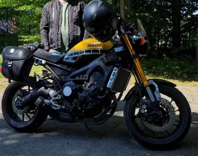 2016 Yamaha XSR 900 40th anniversary Special Edition Bas kilometrage. Toujours entreposé dans un gar...
