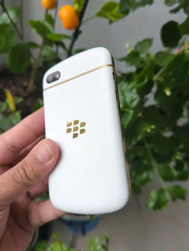 Blackberry Q10 Gold & White, rare limited special edition Mint! in Cell Phones in City of Toronto - Image 2