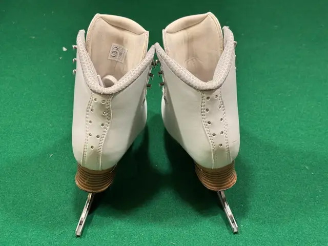 Jackson Elle with Mirage blade, size Y13.5W - Excellent conditio in Skates & Blades in Hamilton - Image 5