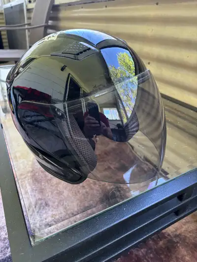 This pre-owned GMAX snowmobile helmet in size XS is designed for optimal visibility and protection d...