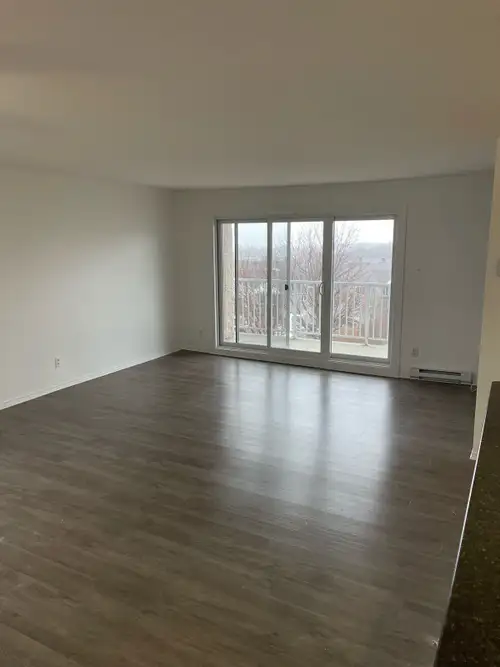$1295, Disponible 1 juin 2026 Charlesbourg / Montagnes des Roches, 4 1/2, première étage, grand salo...