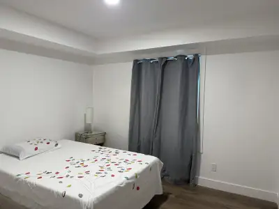 Cette chambre à louer, est disponible immédiatement et offre un espace confortable et bien éclairé....