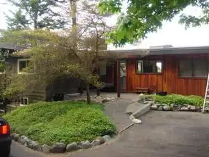 Charming 2 bedroom suite near PKOLS Mount Douglas Park