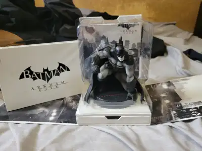 Comes with Arkham City Book. No Game. Pickup in Scarborough.