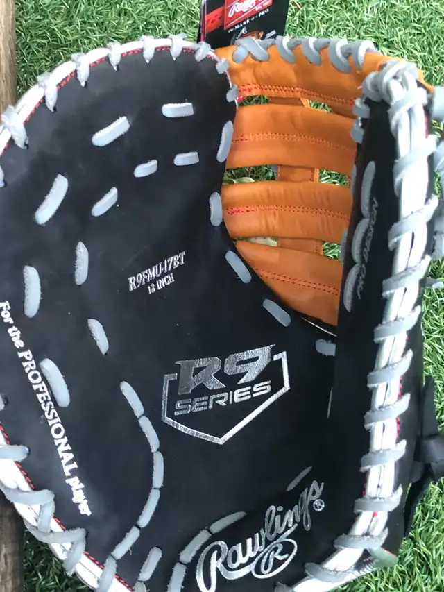 Rawlings R9 Contour Baseball Glove R9FMU-17BT 12” Left Handed in Baseball & Softball in City of Toronto - Image 3