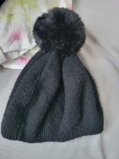 Je vends ce chapeau avec ponpon de la marque Norla Canada, idéal pour l'hiver.