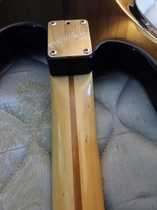 Vintage 1988 Fender Stratocaster Standard USA Gaucher Avec Etui in Guitars in City of Montréal - Image 10