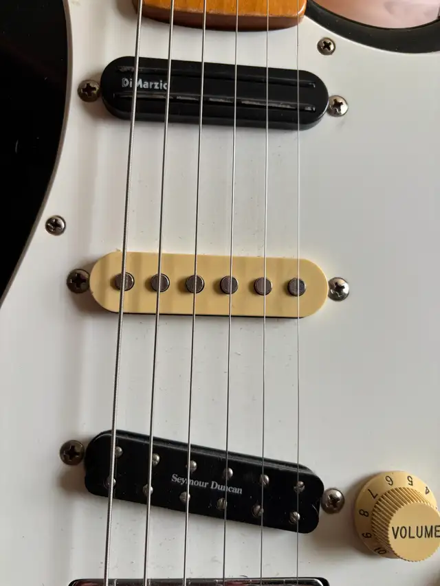 1994 Fender Stratocaster MIM with Hard Case in Guitars in Ottawa - Image 6