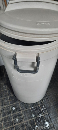 Rubber barrel containers
