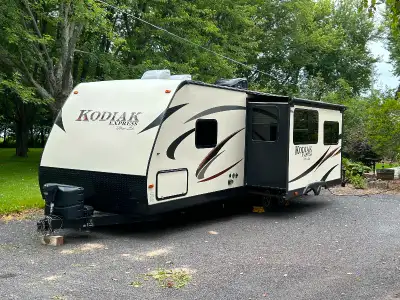 À vendre Belle roulotte 26 pieds, modèle(264RLSL), deux portes, une extension, couche 4 à 6 personne...