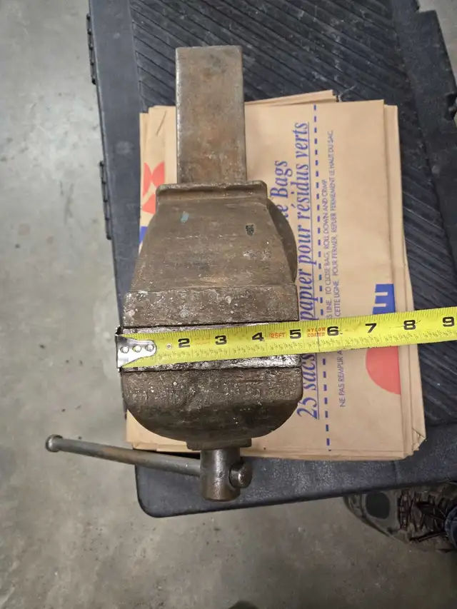 Large vise for sale64877474972417124