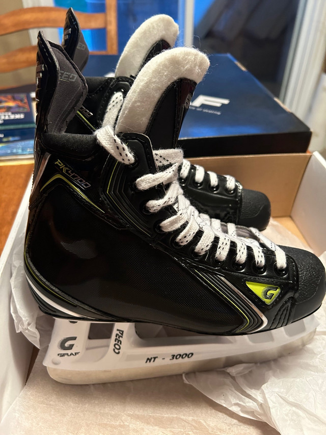 Like new Jr. Graf Skates size 4R - Only used 2 times  in Hockey in London
