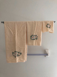 3-Piece Bath Towel Set - Ivory Colour with Flower Design