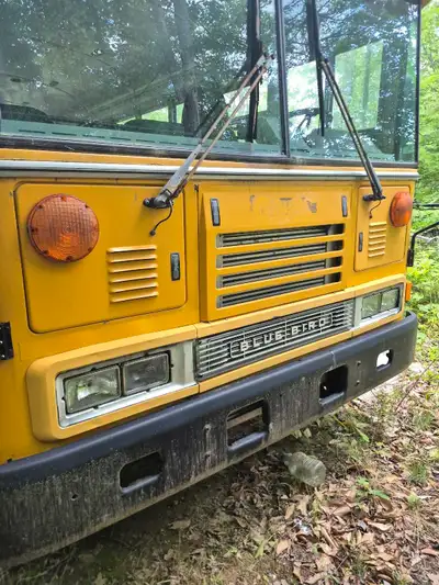 Selling 3126 cat engine and a Allison trans out of a 2003 Blue Bird bus. - 260 000 km - trans shifte...