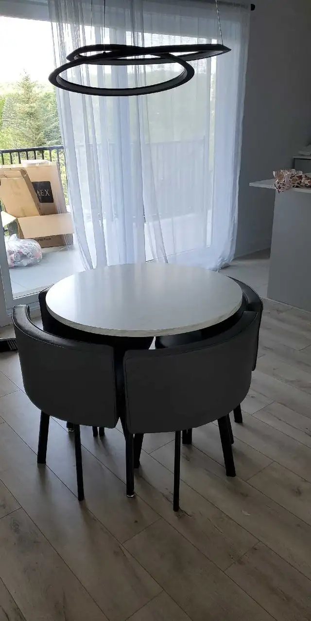 Round Dining Table Set with 4 Chairs in Dining Tables & Sets in Laurentides - Image 3