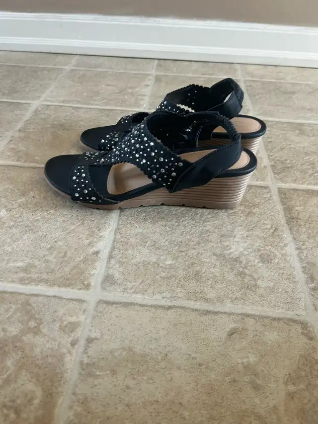 Barely used shoes in Women's - Shoes in Edmonton - Image 3