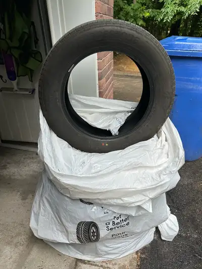 Je vends ces pneus Bridgestone Turanza EL450, des pneus d'été d'occasion en bon état général pour éq...