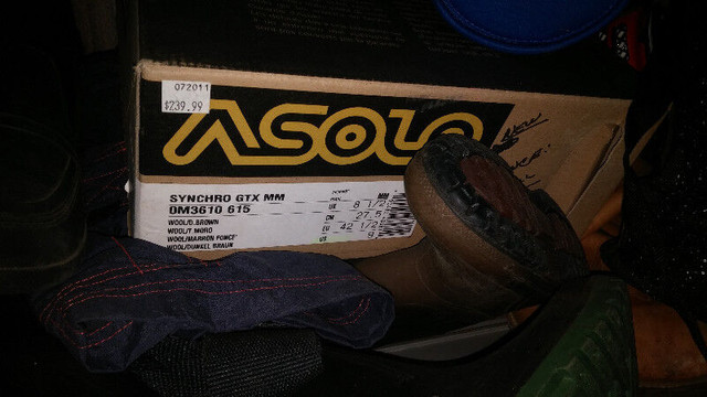 BACKPACKING BOOTS w/VIBRAM soles in Other in Kamloops - Image 4