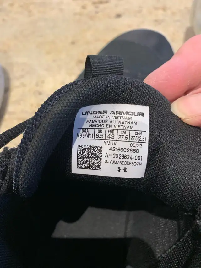 size 9.5 Under Armour running shoes  in Men's Shoes in London - Image 6