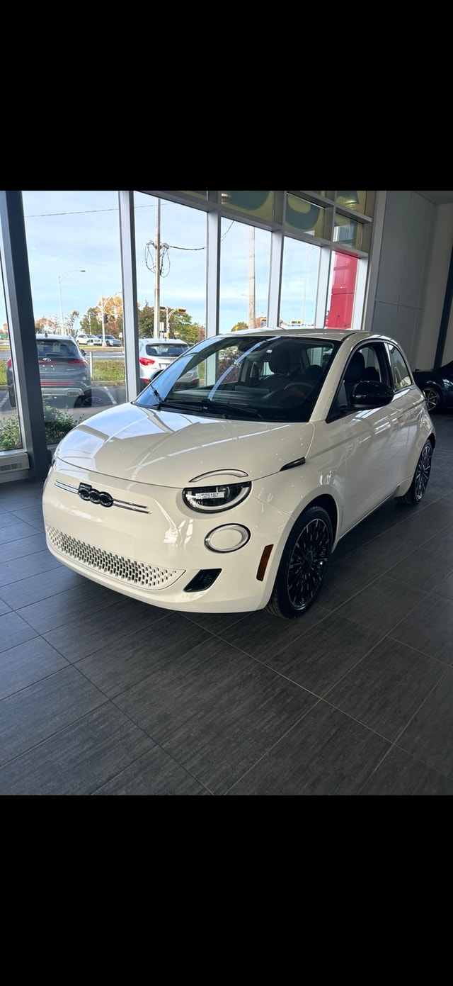 Cession de bail — Fiat 500e 2025 électrique, blanche, intérieur
