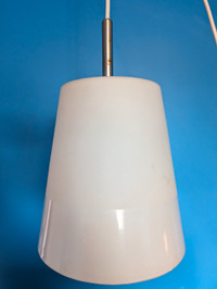 Lampe suspendue élégante avec abat-jour en verre givré blanc