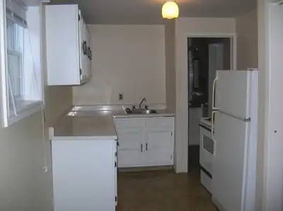 Cozy downtown bachelor apartment. It's a great location only a short walk to the center of the city....
