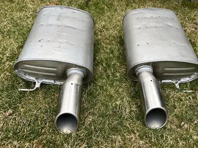 Silencieux Ford Mustang 5.0L neuf original (2011-2014)complet avec embouts chromé de 4`` demande 200...