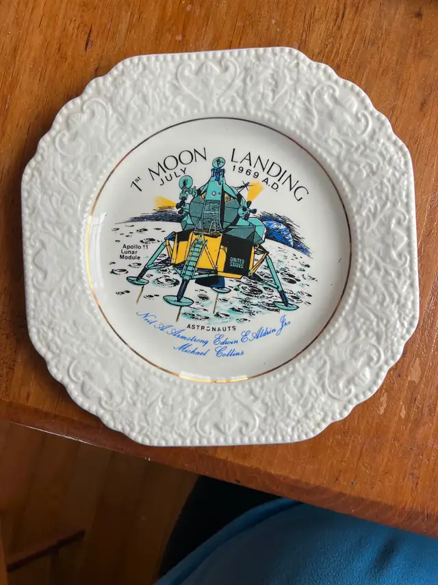 1st Manned Moon Landing plate in Arts & Collectibles in Owen Sound - Image 2