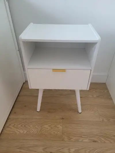table de chevet/bedside table, View more