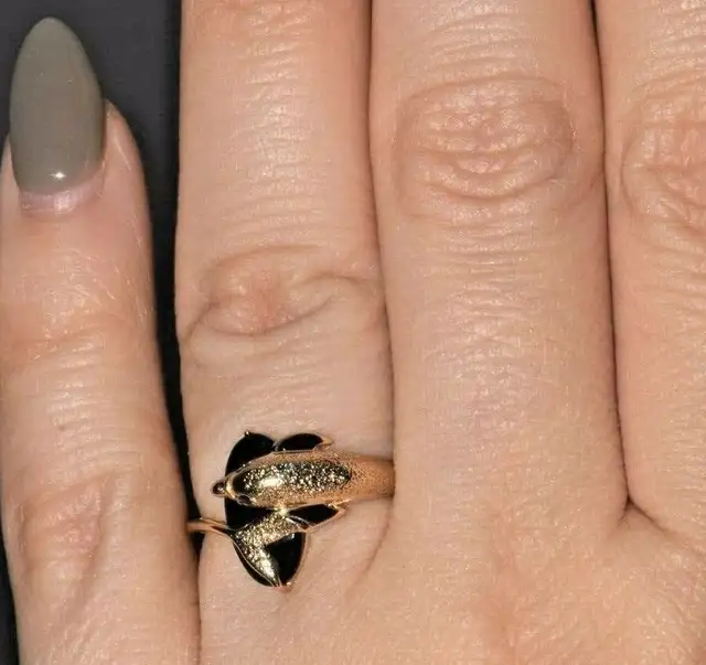 BEAUTIFUL 10K SOLID GOLD DOLPHIN RING WITH GEMSTONES SIZE 6.25 in Jewellery & Watches in Ottawa - Image 6
