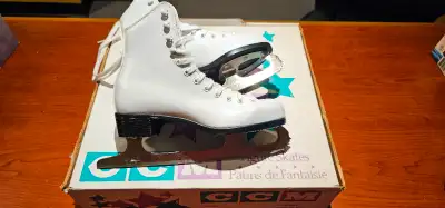Patin de fantaisie de marque CCM pour fillette grandeur 5 en excellente condition