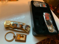 John Wayne Collectibles, 2 Knives, 2 Key Chains in Tin Box