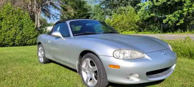 Mazda miata mx-5 2002 de base avec groupe sport ce qui inclus d'origine manuel 6 vitesses, différent...