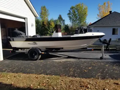 BATEAU 18.5 LONGS LARGEUR 7.5 PIEDS CONSOLE CENTRALE ET CONDUITE HYDROLIQUE