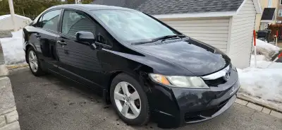 Honda Civic en excellente condition. Une seule propriétaire. Peinture refaite décembre 2024. Démarre...