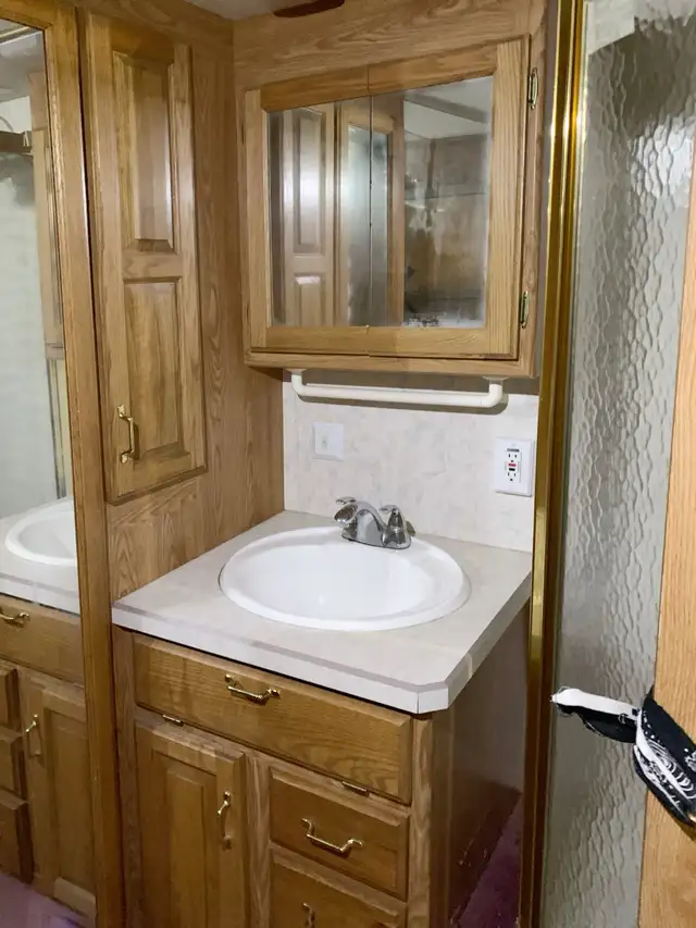 1995 classic 32ft motorhome, sleeps six. in RVs & Motorhomes in Port Alberni - Image 8