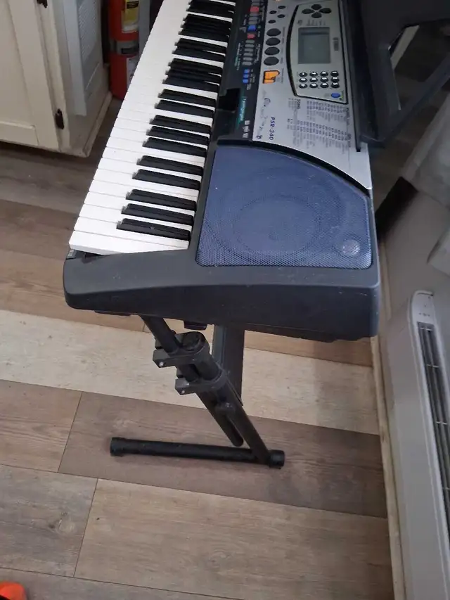 Yamaha Keyboard in Pianos & Keyboards in City of Montréal - Image 8