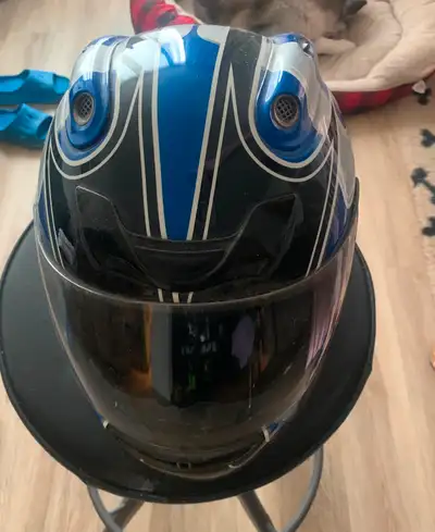 Casque de moto usagé taille S