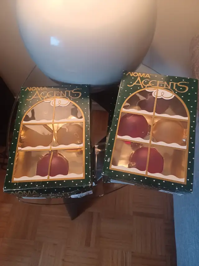 Beautiful XMas Ornaments - Burgundys & Golds, MINT - see ad in Holiday, Event & Seasonal in Ottawa - Image 6