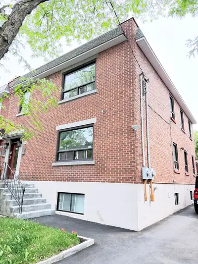 (English version follows – Spanish also spoken) Très beau logement de 1020 pi² situé en haut d’un du...