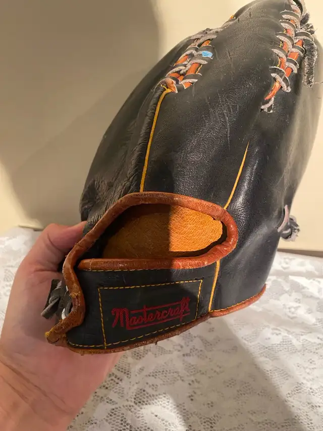 Vintage Mastercraft S-1041 Leather Baseball Glove in Baseball & Softball in Hamilton - Image 6