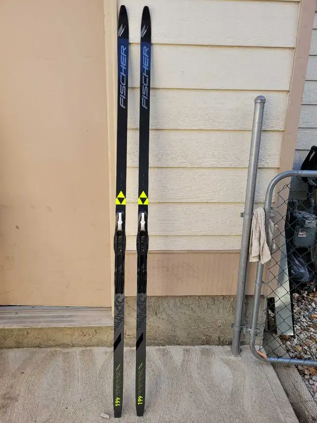 Fischer XC Twin Skin Sport 199cm Nordic ski with IFP bindings in Ski in Calgary - Image 2