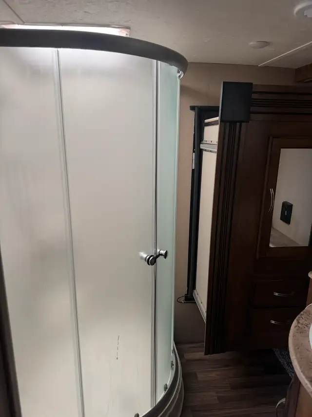 2018 Chaparral Lite 29BHS 5th Wheel in RVs & Motorhomes in Penticton - Image 9