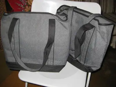 Plusieurs articles pratiques pour bébés - Sacs thermos - Petits jouets - Bacs à glaçons - Verres - T...