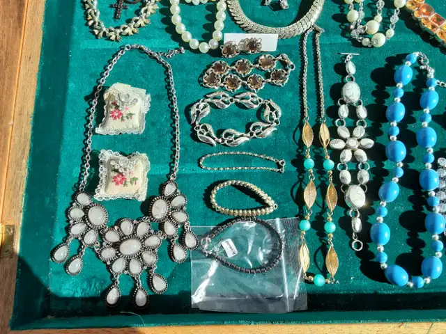 Vintage Jewelry Lot (Display Case not included) - $70 in Arts & Collectibles in Edmonton - Image 5