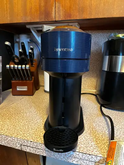 This pre-owned Breville Nespresso Vertuo Next coffee machine is in good working condition, ready to...